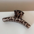 Dettaglio ravvicinato della pinza per capelli leopardata con logo in metallo dorato a M - Stile Diritto Spesso - Leopardo Chiaro (con Logo M)