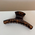 Dettaglio di una grande pinza per capelli con stampa leopardata e finitura tartarugata - Stile Diritto Spesso - Leopardo Scuro