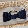 Dettaglio dell'elastico per capelli in denim con fiocco e cuciture bianche - Grande Fiocco Denim Elastico Perla Artificiale / Blu scuro