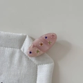 Dettaglio di fermaglio per capelli in acetato rosa con strass colorati su tessuto - Rosa