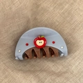 Detalle de una pinza para el pelo azul media luna con diseño de manzana y brillantes - Pinza Semicírculo Manzana Brillante