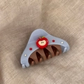Detalle de la pinza para el pelo azul con adorno de manzana roja y pedrería - Pinza Triángulo Manzana Brillante