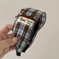 Détail d'un serre-tête à carreaux bleus et marrons avec écusson Sweater Dog et nœud - Serre-tête Large / Carreaux Café