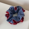 Dettaglio dell'elastico per capelli in denim blu e tessuto a pois rossi con cuciture - Blu Denim Pois Rossi - Anello Avvitato (Pois Grandi)