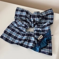 Dettaglio di un elastico per capelli a scacchi blu e neri con pizzo e coulisse fine - Anello per Capelli Quadrato / Quadri Blu