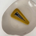 Ingwergelbe Samt-Haarklammer in Dreiecksform mit Vintage-Flockstruktur und schwarzer Basis - Samt Dreieck / Ingwergelb