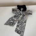 Detailweergave van grote paisley scrunchie met een elegant lang strik-accessoire voor haar - Literair Lint Strik Elastiek - Wit