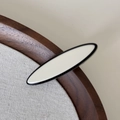 Dettaglio macro di un fermaglio per capelli crema con linee nere su vassoio in legno scuro - Stile Patchwork Ellisse (FJ892858) / Clip Bianca Ellisse Lunga
