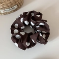 Dettaglio dell'elastico per capelli a pois grandi con pieghe marroni e bianche - Marrone