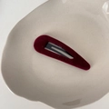 Barrette BB élégante en velours rouge foncé avec une finition textile minimaliste - Goutte d'Eau en Velours / Bordeaux