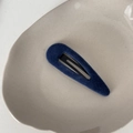 Barrette BB classique en velours bleu foncé avec texture mate sur plateau céramique - Goutte d'Eau en Velours / Bleu