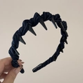 Vue détaillée du serre-tête en tissu rayé bleu marine fait main avec dents antidérapantes - Fond Noir Rayures Blanches