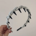 Dettaglio della fascia per capelli a righe bianche e nere fatta a mano con borchie - A Righe Bianche e Nere