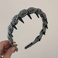 Détail du serre-tête à carreaux fait main avec pointes punk noires et étiquette - Petit Quadrillage Noir Blanc