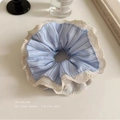 Blauw gestreepte scrunchie in balletstijl met wit kant borduursel en elegante strik - Blauw Gestreept Kant Rand Scrunchie