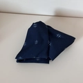 Detailansicht aus dunkelblauem Stoff mit weißen und hellblauen Sternmustern und weicher Textur - Dreieck Turban Stil / Marineblau