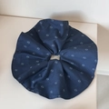 Dettaglio dell'elastico blu con motivo a stelle che mostra texture e pieghe del tessuto - Extra Large / Blu Notte