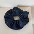 Dettaglio dell'elastico blu scuro a fiori con trama del tessuto e motivi a stella stampati - Standard / Blu Notte