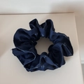 Dettaglio di un elastico per capelli blu scuro con stelle bianche e trama plissettata - Stile Sciancrato / Blu Notte