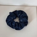 Dettaglio di un elastico per capelli blu scuro con stelle e tessuto a pieghe - Cerchio Piccolo / Blu Notte