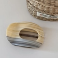 Détail d'une pince à cheveux en acétate marbré avec logo doré et forme ovale évidée - Style Marbre Ovale (FJ892543) / Gris Beige
