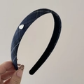 Dettaglio cerchietto in tessuto scozzese con ciondolo cuore argento e fodera opaca - Versione Stretta / Blu navy