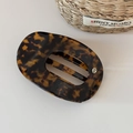 Pince à cheveux plate ovale en acétate écaille de tortue avec détail logo doré - Style Ovale Évidé (FJ892543) / Écaille de Tortue Foncée