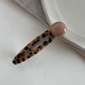 Detail der Schildpatt-Acetat-Haarspange mit rosa Perle und Metallrückseite - Schildpatt Hohl Clip Mit Aprikose Perle