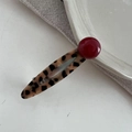 Detail einer Schildpatt-Haarspange mit großer roter Perle und silberner Metallbasis - Schildpatt Hohl Clip Mit Roter Perle