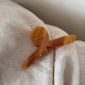 Détail de la pince à cheveux en acétate avec motif écaille ambrée et texte français - Ambre (Caramel)