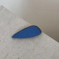 Primer plano detallado de una pinza para el pelo de sarga azul con marco de resina beige - lágrima / Azul