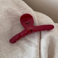 Détail de la pince à cheveux en acétate bordeaux foncé sur un tissu en lin beige - Rouge Vin Foncé