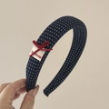 Dettaglio del cerchietto blu navy a pois con fiocco rosso ed etichetta fatta a mano - Blu Notte Fiocco Rosso Base Pois
