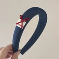Vista dettagliata di un cerchietto in denim blu scuro con un grazioso fiocco rosso. - Blu Notte Fiocco Rosso Base Tinta Unita