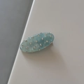 Détail de la pince à cheveux ovale bleu clair avec résine translucide et strass argentés - Bleu Clair Ondulation d'Eau