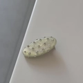 Gros plan sur une pince à cheveux ovale avec strass brillants et fini nacré crème - Vert Haricot Clair Perle