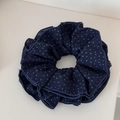 Dettaglio dell'elastico per capelli in tessuto blu navy con pois azzurri e pieghettato - Stile A Pois Blu Navy