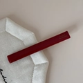 Detail van donkerrode acetaat haarklem met gouden FRANCE Handmade-belettering - Lange Stijl / Rood