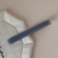Detail van een mat grijsblauwe rechthoekige acetaat haarklem met Chance Handmade tekstlogo - Lange Stijl / Blauw