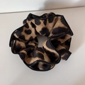 Detalle de coletero con estampado de leopardo de alta elasticidad y textura de satén - Coletero Cintura Estampado Leopardo