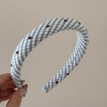 Dettaglio della spessa fascia blu a quadri con trame di ricamo a cuore rosso rubino - Cerchietto Stretto a Quadri Blu Cuore Rosso