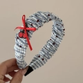 Dettaglio di elastico a scacchi blu con cuori rossi e ricamo a ciliegia - Cerchietto Plissettato a Quadri Blu Cuore Rosso