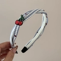 Dettaglio del cerchietto in tessuto a scacchi blu con cuori e ricamo di ciliegie - Cerchietto Intrecciato a Quadri Blu Cuore Rosso