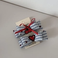 Vista detallada de dos clips de pelo a cuadros azules con bordado de corazón rojo y cereza - Pinzas para el Cabello de Lazo de Doble Capa de Cuadros Azules