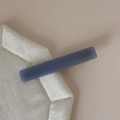 Détail de la pince à cheveux en acétate bleu-gris avec marquage doré sur tissu - Style Court / Bleu