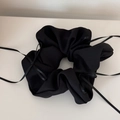 Détail du chouchou noir à nœud ruban avec texture de tissu plissé et rubans élégants longs - Noir