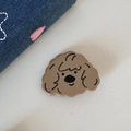 Detailansicht einer süßen braunen Teddy-Hunde-Haarklammer mit Cartoon-Gesicht - Kaffee Hundekopf