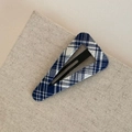 Dettaglio del fermaglio triangolare in metallo rivestito in tessuto a quadretti bianchi e blu - Plaid Blu BB-Triangolo
