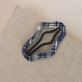 Dettaglio del fermaglio per capelli a scacchi blu e bianchi con metallo nero opaco - Plaid Blu BB-Nuvola