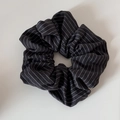 Détail du chouchou à rayures douces avec texture plissée pour queue de cheval - Noir